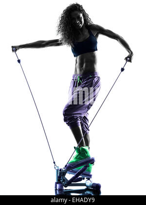 Une femme africaine l'exercice exercices en Pas-à-pas silhouette studio isolé sur fond blanc Banque D'Images