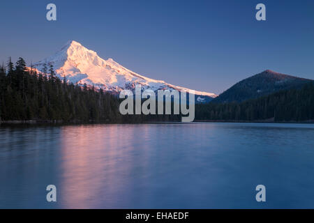 Mt Hood s'élève au-dessus du lac perdu, des cascades, de l'Oregon, USA Banque D'Images