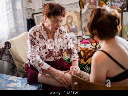 Milinchuk Halina, praticien de médecine alternative, varices guérir son patient, le massage et l'orthographe Duo-Pagan-Christian Koziatyn théiste, prière, région Vinnytsia, Ukraine Banque D'Images