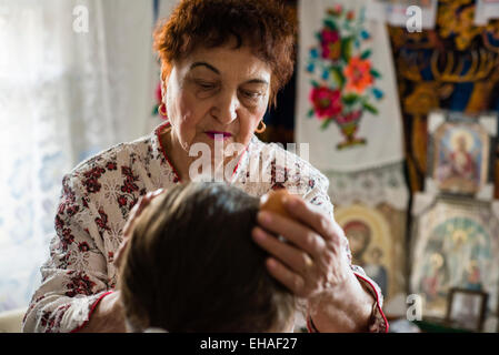 Milinchuk Halina, praticien de médecine alternative, guérir son patient, roulant sur son corps et l'orthographe Duo-Pagan-Christian Koziatyn théiste, prière, région Vinnytsia, Ukraine Banque D'Images