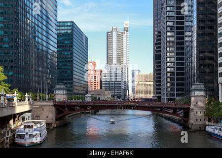 Chicago rivière bordée par des gratte-ciel dans le centre-ville de Chicago, IL, USA en octobre 11, 2014. Banque D'Images