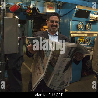 Aaron Kushner et Eric Spitz démissionner de la liberté, le comté d'Orange de toutes les fonctions exécutives à la liberté et à l'Orange County Register. Mar 10, 2015. Sur la photo : le 15 avril 2014 - Santa Ana, Californie, États-Unis - la liberté de la communication président ERIC SPITZ donne sur la première édition de la Los Angeles s'inscrire tôt mercredi matin. © David Bro/ZUMAPRESS.com/Alamy Live News Banque D'Images