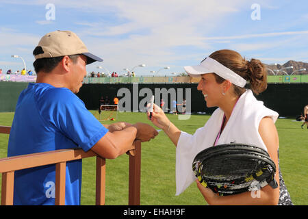 Indian Wells, 10 mars 2015 tennis player Garbine Muguruza, signe des autographes de l'Espagne au BNP Paribas Open. Credit : Lisa Werner/Alamy Live News Banque D'Images