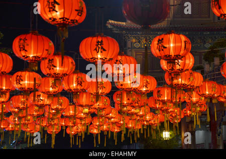 Lampe ou Lanterne éclairage traditionnel in Chinese Temple Banque D'Images