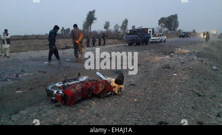 Lashkar Gah, l'Afghanistan. Mar 10, 2015. Policiers afghans enquêter sur le site de souffle à Lashkar Gah, Afghanistan, le 10 mars 2015. Au moins huit personnes ont été tuées et 27 autres ont été blessés mardi soir dans un attentat suicide à la voiture piégée à Lashkar Gah, capitale de la province de Helmand, sud de l'Afghanistan, ont indiqué des sources officielles. © Nematullah Zaheer/Xinhua/Alamy Live News Banque D'Images
