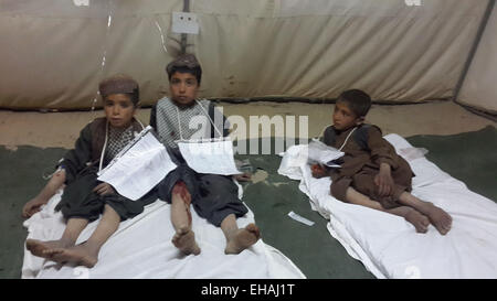 Lashkar Gah, l'Afghanistan. Mar 10, 2015. Les enfants blessés reçoivent un traitement après une explosion à Lashkar Gah, Afghanistan, le 10 mars 2015. Au moins huit personnes ont été tuées et 27 autres ont été blessés mardi soir dans un attentat suicide à la voiture piégée à Lashkar Gah, capitale de la province de Helmand, sud de l'Afghanistan, ont indiqué des sources officielles. © Nematullah Zaheer/Xinhua/Alamy Live News Banque D'Images