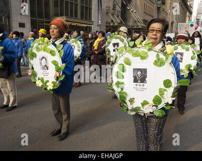 La Journée internationale de la femme mars pour l'égalité des sexes et les droits des femmes, Paris, 8 mars 2015. Banque D'Images