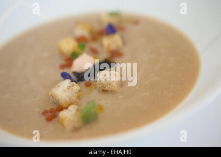 Soupe de chou-fleur caramélisé avec mousse de saumon fumé et caviar Ossetra, tomate. Banque D'Images