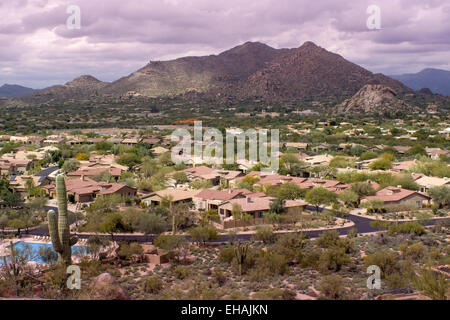 Vue aérienne de l'Arizona à Scottsdale Community Homes, - désert montagne andscape Banque D'Images
