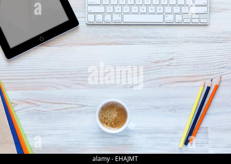 Bureau de travail créatif avec tasse de café dans le centre Banque D'Images