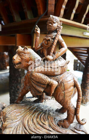 Sculpture sur bois de style thaï traditionnel comme un tigre géant équestre de 12 zodiaque dans l'église de temple en Thaïlande. Banque D'Images