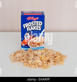 Un moment fort de taille moyenne de céréales Kellogg's Frosted Flakes. Emballage canadien illustré. Banque D'Images