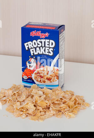 Un moment fort de taille moyenne de céréales Kellogg's Frosted Flakes. Emballage canadien illustré. Banque D'Images