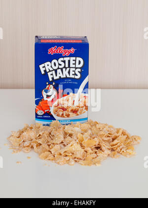 Un moment fort de taille moyenne de céréales Kellogg's Frosted Flakes. Emballage canadien illustré. Banque D'Images