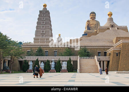 Kaohsiung, Taiwan - le 15 décembre 2014 : le coucher du soleil à Fo Guang Shan buddist temple de Kaohsiung, Taiwan avec de nombreux moines par marche. Banque D'Images