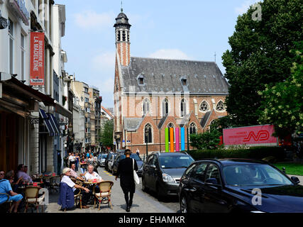 Détente touristiques dans un café de la rue dans la vieille ville de Bruxelles. Banque D'Images