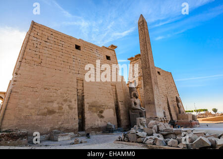 L'énorme Premier pylône du temple de Louxor avec l'obélisque de granit rouge Banque D'Images