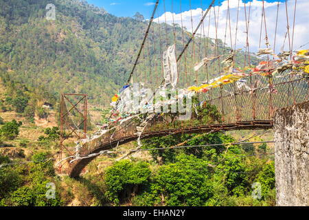 Drapeau de prière et le pont de Punakha, Bhoutan Banque D'Images