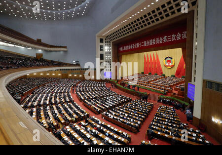 (150311) -- BEIJING, 11 mars 2015 (Xinhua) -- La quatrième réunion plénière de la troisième session de la 12e Comité National de la Conférence consultative politique du peuple chinois (CCPPC) a lieu dans le Grand Hall du Peuple à Beijing, capitale de Chine, le 11 mars 2015. (Xinhua/Liu Weibing) (yxb) Banque D'Images