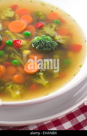 Soupe de légumes avec brocoli, carottes, pois, maïs, l'oignon et le poivron. Banque D'Images