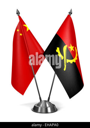 La Chine et l'Angola - drapeaux miniatures isolé sur fond blanc. Banque D'Images