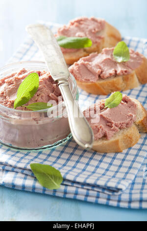 Le pâté de foie de poulet sain avec sage en pot et sur le pain Banque D'Images