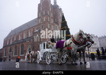 Horse tiré des entraîneurs, Basilique Sainte Marie, au cours de marché de Noël à la place du marché, Cracovie, Pologne Banque D'Images