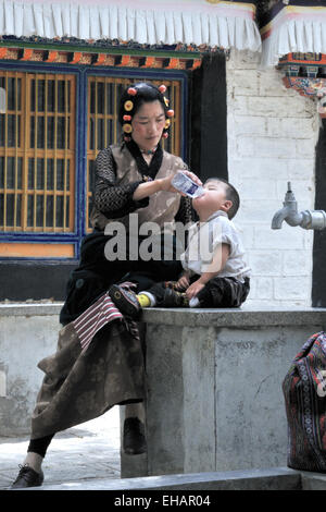 Monastère de Séra, femme tibétaine avec fils Banque D'Images