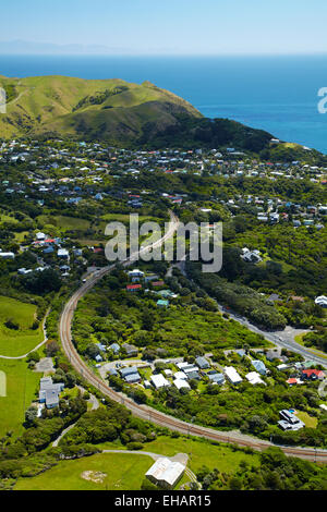 Île du Nord tronc principal ligne de chemin de fer à Pukerua Bay, région de Wellington, Île du Nord, Nouvelle-Zélande - vue aérienne Banque D'Images