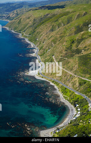 State Highway 1 et série de tunnels sur Île du Nord tronc principal Railway, entre Paekakariki & Pukerua Bay, Wellington, au Nord Est, la Nouvelle-Zélande - vue aérienne Banque D'Images