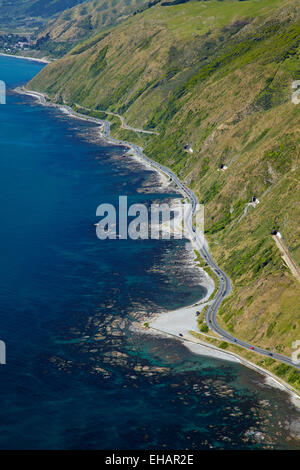 State Highway 1 et série de tunnels sur Île du Nord tronc principal Railway, entre Paekakariki & Pukerua Bay, Wellington, au Nord Est, la Nouvelle-Zélande - vue aérienne Banque D'Images