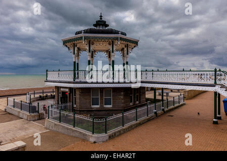 Le kiosque de l'époque victorienne (récemment restaurés) sur le front de mer de Brighton, Brighton, Angleterre Banque D'Images