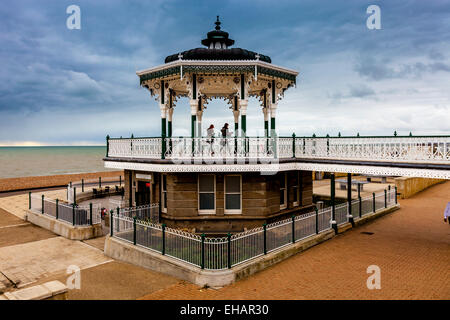 Le kiosque de l'époque victorienne (récemment restaurés) sur le front de mer de Brighton, Brighton, Angleterre Banque D'Images