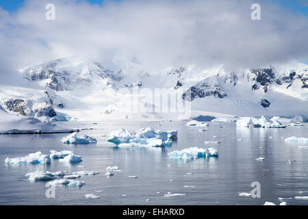 Les icebergs et les montagnes de Cuverville Island près de l'Antarctique, l'Antarctique Banque D'Images