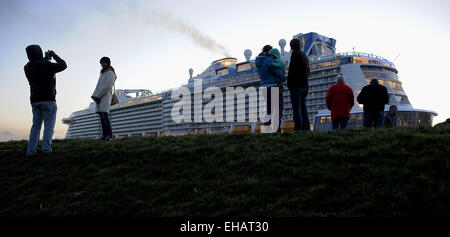 Ems River près de Mitling Mark, l'Allemagne. 10 mars, 2015. Mitling Mark, l'Allemagne. Mar 10, 2015. Le nouveau paquebot de croisière "Hymne de la mer" passe la digue de la rivière Ems près d'Mitling Mark, l'Allemagne. sur son voyage de transfert du chantier Meyer de Papenburg, Allemagne, à la mer du Nord. Le navire fait 348 mètres de long et 41,1 mètres de large et peut accueillir 4 188 passagers. Il est l'un des plus grands navires de passagers jamais construit en Allemagne. L 'Hymne National de la mer" est censé être remis à la compagnie maritime américaine 'Royal' à la fin d'avril. Dpa : Crédit photo alliance/Alamy vivre Banque D'Images