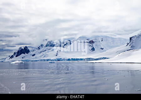 Neko Harbour est une baie sur la Péninsule Antarctique sur Andvord Bay, situé sur la côte ouest de la Terre de Graham. Neko Harbour a été di Banque D'Images