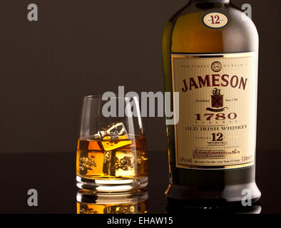 Bouteille de whisky Jameson et le verre avec des glaçons. Banque D'Images