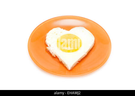 Œuf frit en forme coeur sur la plaque Banque D'Images