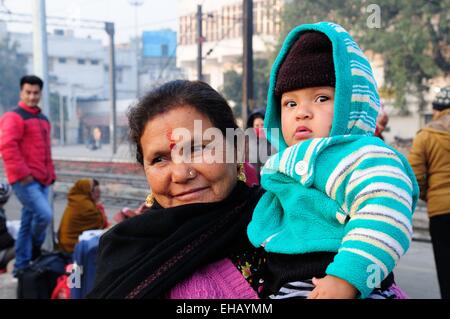 Un Hundu femme indienne tient son petit-fils dans ses bras gare ferroviaire de New Delhi Inde Banque D'Images