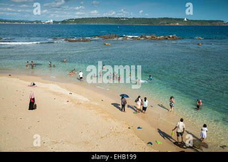 Les gens sur la plage de Galle Fort dans le sud du Sri Lanka, en Asie Banque D'Images