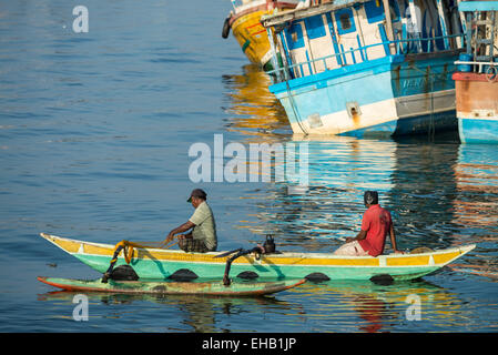 Bateaux de pêche colorés traditionnels dans le port de Negombo, Sri Lanka, Asie Banque D'Images