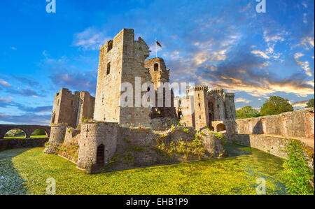 Ruines de la cité médiévale du château de Raglan Rhaglan (Monmothshire), le Pays de Galles. Banque D'Images