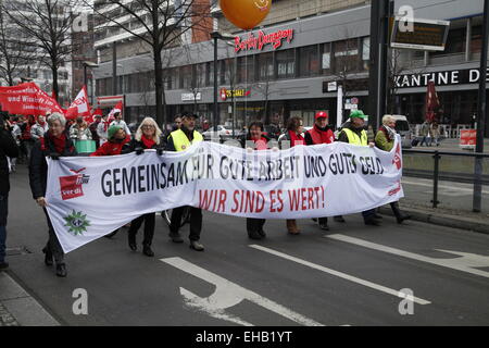 Berlin, Allemagne. Mar 11, 2015. GEW (Syndicat de l'éducation et de la Science) grève d'avertissement pour de meilleurs salaires et contre la détérioration en pension Berlin le 11 mars 2015 en Allemagne. Credit : Stefan Papp/Alamy Live News Banque D'Images