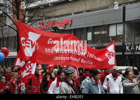 Berlin, Allemagne. Mar 11, 2015. GEW (Syndicat de l'éducation et de la Science) grève d'avertissement pour de meilleurs salaires et contre la détérioration en pension Berlin le 11 mars 2015 en Allemagne. Credit : Stefan Papp/Alamy Live News Banque D'Images