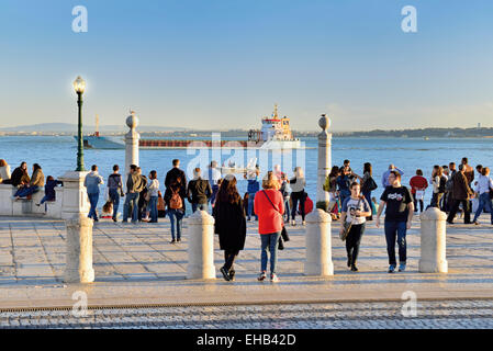 Portugal, Lisbonne : les personnes bénéficiant Riverside Quay dans le tage sur Praca do Comercio Banque D'Images