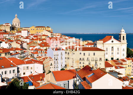 Portugal, Lisbonne : vue sur les toits du vieux Lisbonne et le Tage de Miradouro Portas do Sol dans Alfama Banque D'Images