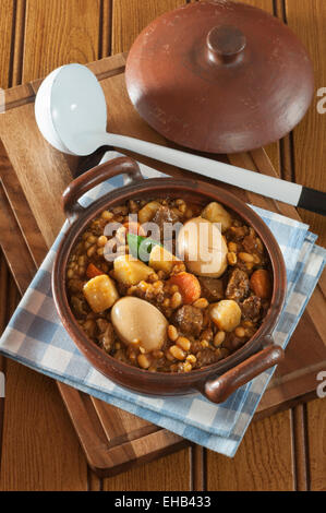 Tcholent. Pomme de terre, viande, ragoût de haricots et d'orge. La nourriture juive Banque D'Images