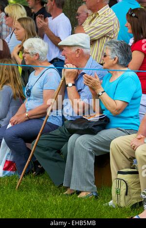 Vieux couple dans la foule. Skelton Show Cumbria, Angleterre, Royaume-Uni. Banque D'Images
