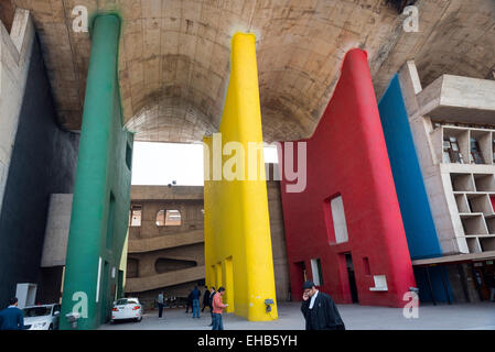 La Haute Cour de Chandigarh conçu par l'architecte Le Corbusier Banque D'Images