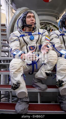 La Station spatiale internationale 43 membres d'équipage de l'expédition de secours le cosmonaute russe Sergei Volkov de l'Agence spatiale fédérale russe répond aux questions de la presse à l'extérieur du simulateur Soyouz avant leurs examens de qualification Soyouz au Centre d'entraînement des cosmonautes Gagarine le 7 mars 2015 à la Cité des étoiles, en Russie. Banque D'Images